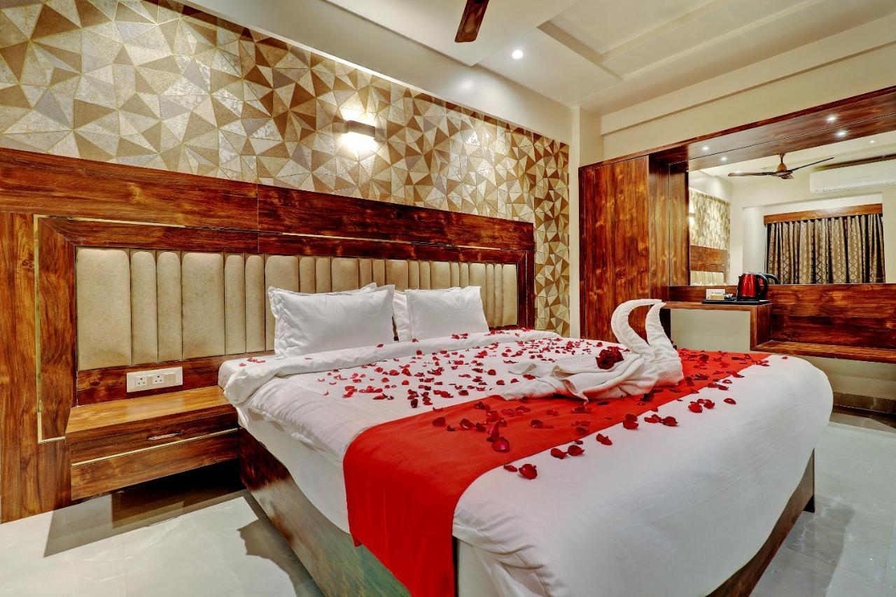 Hotel Apratim Lodging & Boarding Ulhasnagar Exterior photo